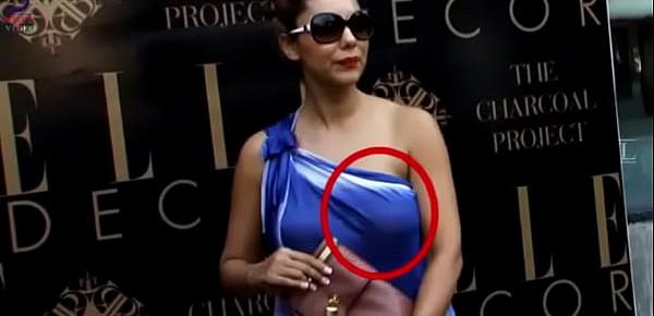  gauri khans boobs exposed in public